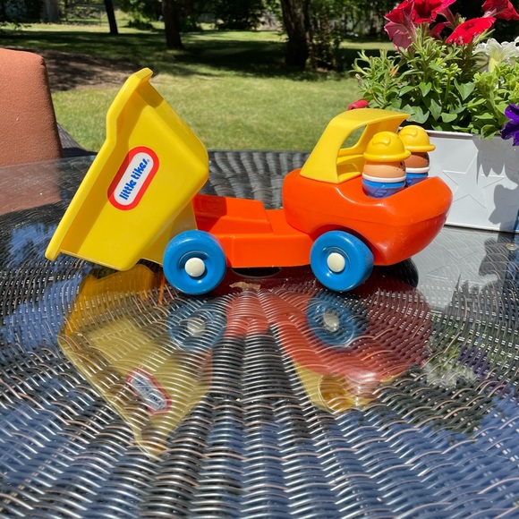 1980’s Little Tikes Toddle Tots Dump Truck with Original Construction Workers - Picture 2 of 12